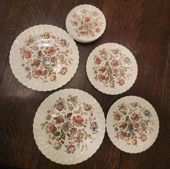 Staffordshire Bouquet by Johnson Brothers (Hanley) set of 10 pieces $45 - Picture 4 of 6